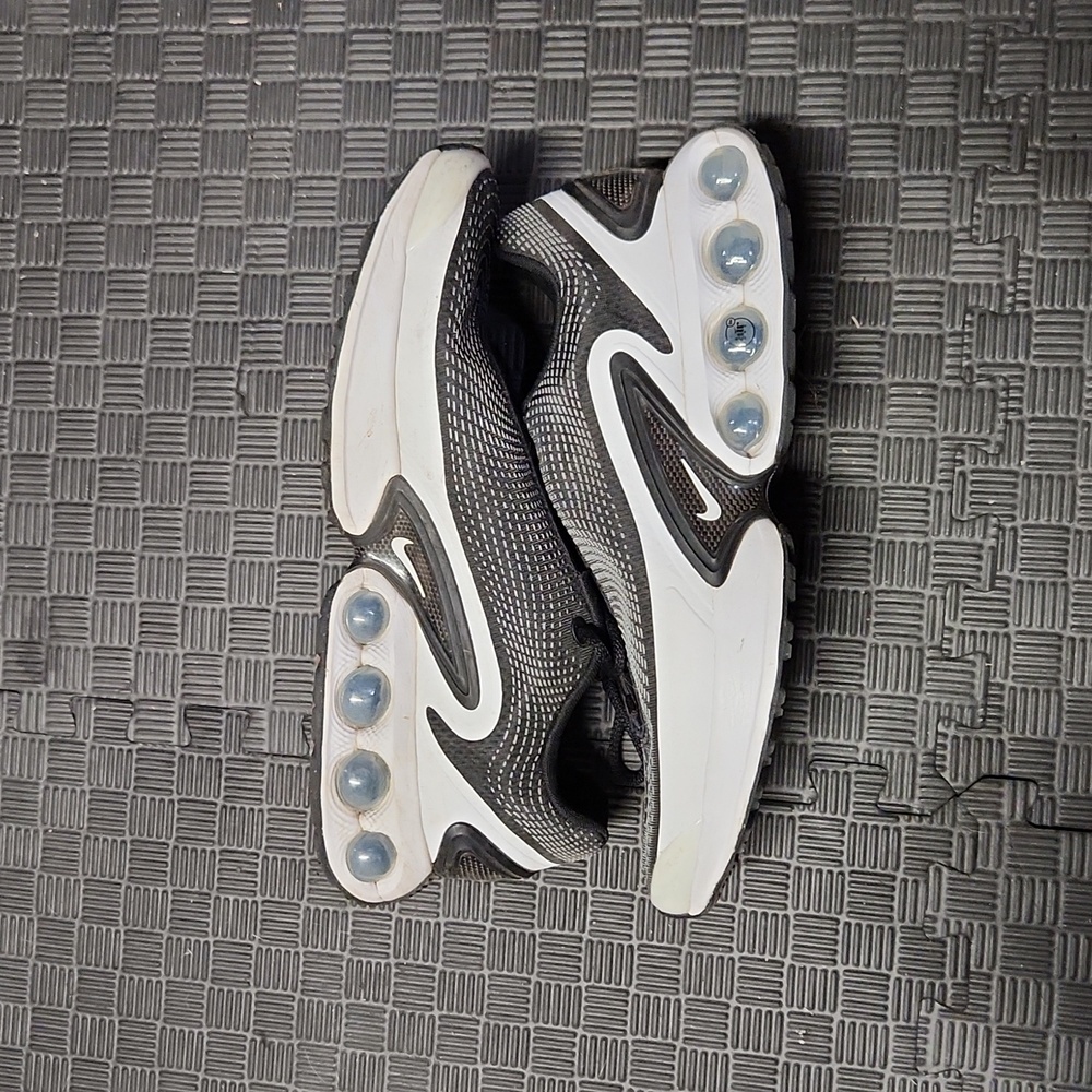 Nike Men's Black and White Air-Cushioned Athletic Sneakers